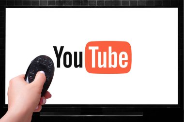 Televizyonun arka planında uzaktan kumanda olan bir el. Televizyonda beyaz ekran. Logoyu kullan.