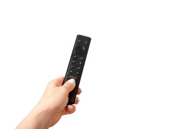 Netflix logolu uzaktan kumandalı Nvidia Sheild TV ile el ele. beyaz arkaplanda izole.