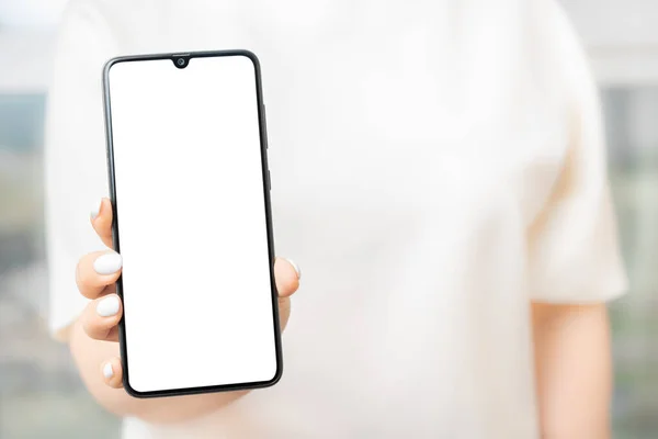 Frau Zeigt Handy Mit Leerem Bildschirm Frauenhand Zeigt Das Weiße — Stockfoto