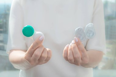 Bir günlük kontakt lensler ve yeniden kullanılabilir lensler arasında seçim yapın. Görme sorunu kavramı