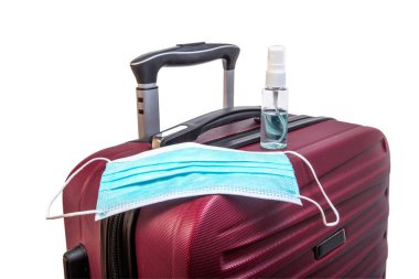 Seyahat, tatil ve yaz tatili konsepti, hazırlık ve seyahat, bavulları hazırlamak, tıbbi maske eklemek