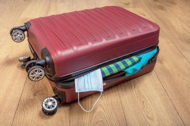 Bavul hazırlıyorum. Salgından sonra evde seyahat çantasına hazırlık.