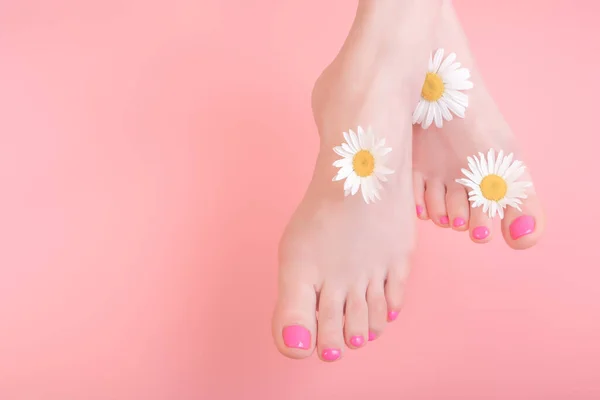 Closeup Shot Female Feet Clean Soft Skin Chamomile Flower Decoration — Stock Photo, Image
