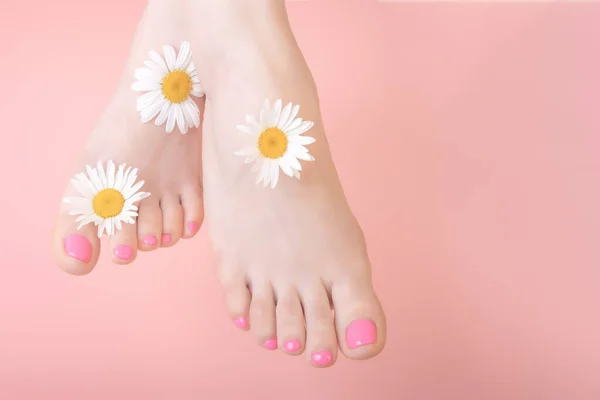 Closeup Shot Female Legs Clean Soft Skin Chamomile Flower Decoration — Stock Photo, Image