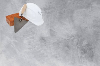 Duvarcı aletleri. Mason araçları - Çember, tuğla ve beyaz kask çimento arka planda izole edilmiş, telif alanı