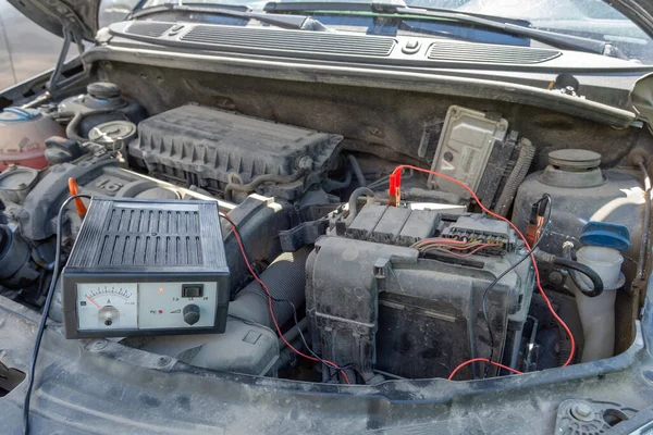 Comprobar Voltaje Batería Del Coche Bajo Capó Abierto Del Coche — Foto de Stock