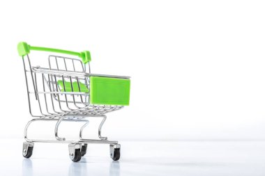 Beyaz arka planda alışveriş yapmak için market tezgahının önünü kapatın. Alışveriş sürecinin Trolley sembolü. Alışveriş anlayışı. Reklam için boşluk kopyala.