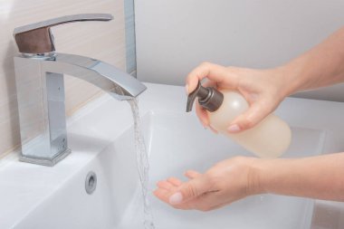 Temizlik elleri hijyen konsepti. Musluğun altında sabunla ellerini suyla yıkamak. El yıkayan kişiye yakın çekim