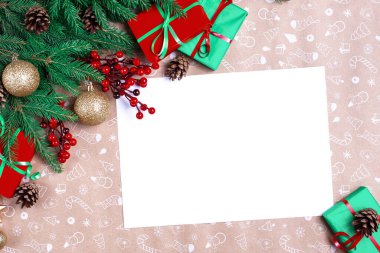 Noel mektubu. Noel tebrik kartı. Noel Baba için boş dilek listesi. Hediye, kartpostal, kozalak, beyaz desenli masa üzerindeki köknar dalları. Noel, kış, yeni yıl konsepti. Kartpostal için Noel konuşmaları