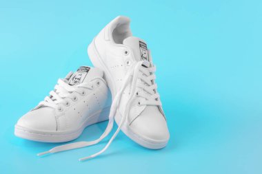 Moskova, Rusya - 30 Temmuz 2020: Adidas Stan Smith beyaz ayakkabılar, mavi arka planda yeni beyaz spor ayakkabıların fotoğrafı. Adidas, Avrupa 'nın en büyük spor giyim üreticisi olan uluslararası bir şirket.