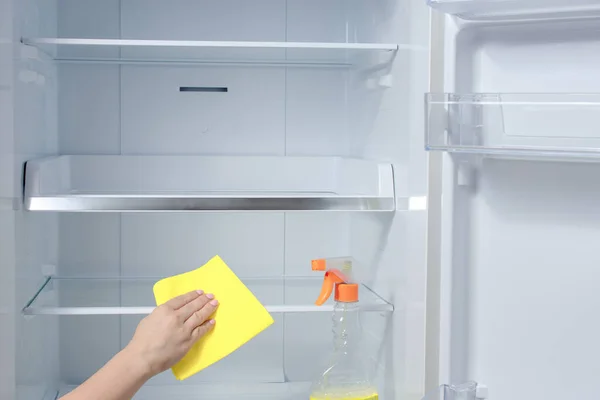 Handrengöring Kylskåp Kylrengöring Sprayflaska Med Rengöringsmedel För Att Tvätta Kylskåpet — Stockfoto