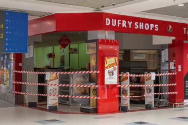 Moskova, RUSSIA - 11 Ekim 2020: Moskova DOMODEDOVO havaalanı lüks markaları Corona virüsü nedeniyle kapatıldı. Havaalanı mağazaları Coronavirus kilitlenmesi ve seyahatin azaltılması nedeniyle kapalı..