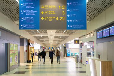 Moskova, RUSSIA - 11 Ekim 2020: DOMODEDOVO havaalanı: Moskova 'nın dört ana havaalanından biri olan uluslararası havaalanı, Rusya Federasyonu' nun yolcu trafiği açısından ikincisi. Havaalanının içinde