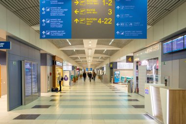 Moskova, RUSSIA - 11 Ekim 2020: DOMODEDOVO havaalanı: Moskova 'nın dört ana havaalanından biri olan uluslararası havaalanı, Rusya Federasyonu' nun yolcu trafiği açısından ikincisi. Havaalanının içinde