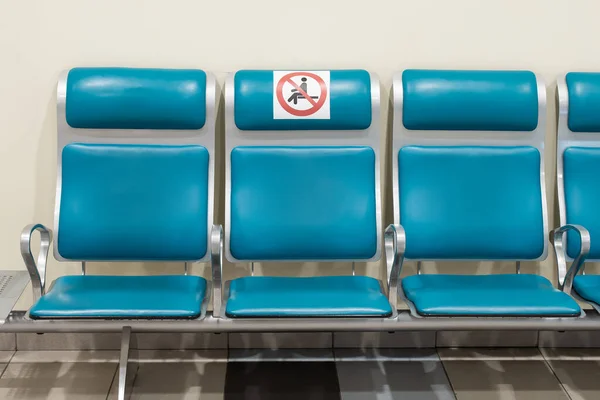Oznaka Zgodności Odległością Krzesłach Poczekalni Stacji Zachowaj Dystans Zapobieganie Rozprzestrzenianiu — Zdjęcie stockowe