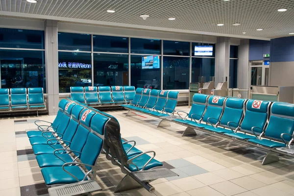 Poczekalni Pustym Lotnisku Poczekalnia Metalowymi Krzesłami Znakiem Obserwacji Odległości Zachowaj — Zdjęcie stockowe