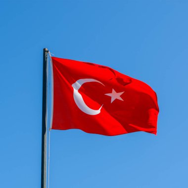 Türk bayrağı. Türkiye ulusal bayrağı. Arka planda gökyüzü olan Türkiye bayrağı rüzgara el sallıyor. Turizm ve siyaset kavramı, yakın plan.