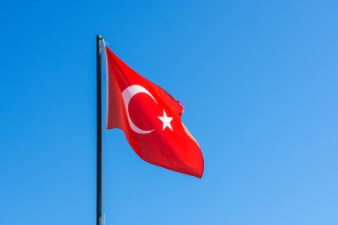 Arka planda gökyüzü olan Türkiye bayrağı rüzgara el sallıyor. Ulusal Türkiye bayrağı sallıyor. Türk halkının sembolü.