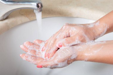Coronavirus salgını önleme elleri sabunla sıcak suyla yıkar ve sık sık ovalayarak ve el dezenfektanı jeli kullanarak ovalar. Elinizi yıkayın - sağlık ve hijyen konsepti