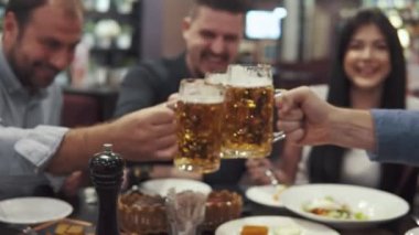 bir kafede yemek yerken arkadaşlar çok etnik gruptan oluşan grup. birlikte, gülmek ve konuşmak eğlenceli büyük bir şirket var. Erkekler gözlük tıklatması