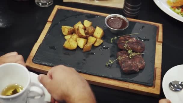 Bife de carne com batatas fritas — Vídeo de Stock
