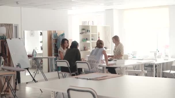 Designers de moda na empresa de inicialização de pequenas empresas sentam-se no atelier em sua mesa e fazem planejamento de negócios — Vídeo de Stock