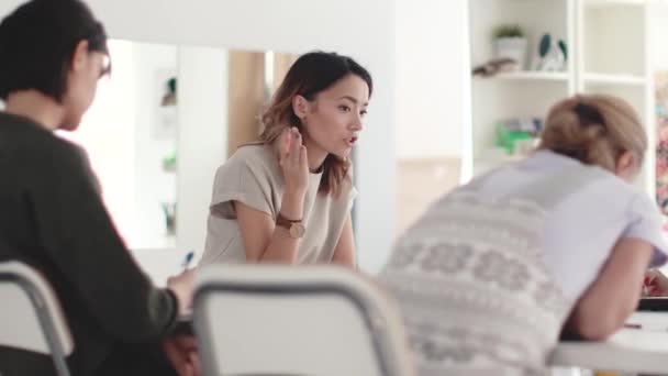 Jefe del equipo femenino en la reunión con sus subordinadas. diseñador de moda en el estudio — Vídeos de Stock