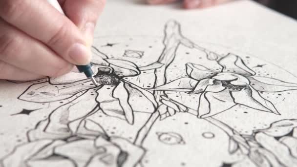 Майстер татуювання робить ескіз татуювання на папері — стокове відео