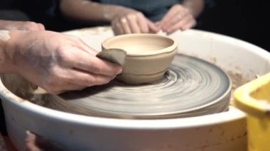 kil ile potters tekerlek üzerinde çalışmak