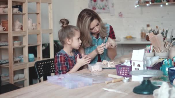 ワーク ショップで粘土のモデリングに関する職業母と娘の共同娯楽. — ストック動画