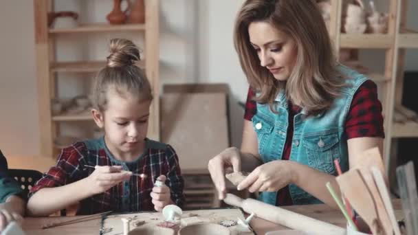 Familienhobby. Mutter und Kind beschäftigen sich mit dem Modellieren von Ton. — Stockvideo