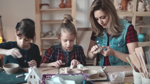 Taller en casa. Mamá e hija moldeadas de artesanías de barro. ocupación en cerámica . — Vídeo de stock