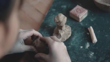 Çocuk Kil zanaat sculpts. küçük kız yılında devreye girer