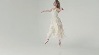 Genç balet pointe ayakkabı. Balerin yüksek güzel atlar yapar. Gençlik ve güzellik kavramı. ağır çekim