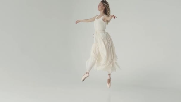 Jovem bailarina de ballet em sapatos pontiagudos. A bailarina faz altos saltos bonitos. conceito de juventude e beleza. câmara lenta — Vídeo de Stock