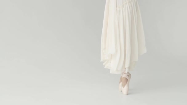 Bailarinas piernas en zapatos puntiagudos de cerca. bailarina de ballet bailando ballet con un vestido largo ondulado. cámara lenta — Vídeo de stock