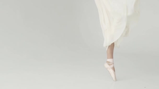 Bailarinas piernas en zapatos puntiagudos de cerca. bailarina de ballet bailando ballet con un vestido largo ondulado. cámara lenta — Vídeos de Stock