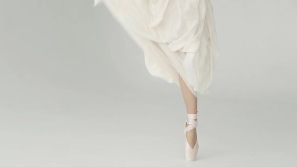 Bailarinas piernas en zapatos puntiagudos de cerca. bailarina de ballet bailando ballet con un vestido largo ondulado. cámara lenta — Vídeos de Stock