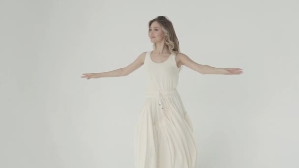 Närbild porträtt av en ballerina. unga dansare i vitt fladdrande lång klänning. slowmotion — Stockvideo