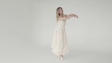 beyaz elbise beyaz studio çırpınan incelikle dans Sevimli Genç balerin. ağır çekim