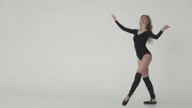 siyah elbise ve tozluk genç kız dansçı. balerin dans ediyor. ağır çekim