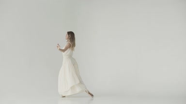 Balerin ışık stüdyo dansları pointe Ayakkabı içinde. balet uzun elbise çırpınan bir ışık
