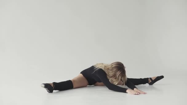 Ung Flicka Dansare Leggings Och Svart Bodysuit — Stockvideo