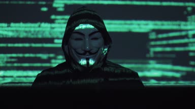 maskeli hacker program kesmek. Dijital gasp diğer halklar bilgi erişim alır. bilgisayar virüs saldırısı. ikili kodları projeksiyonlar ve animasyon arka planda