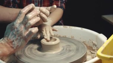 çanak çömlek master class. öğretmen formu Clay Potters tekerlek üzerinde çocuk öğrenmek