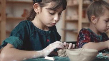 Potters zanaat. Çocuklar el sanatları rahat bir ışık atölyede Clay yapmak