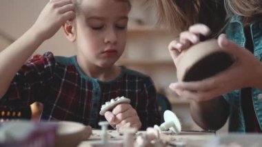 Çocuk kalıpları Clay. sınıf seramik, küçük komik kız