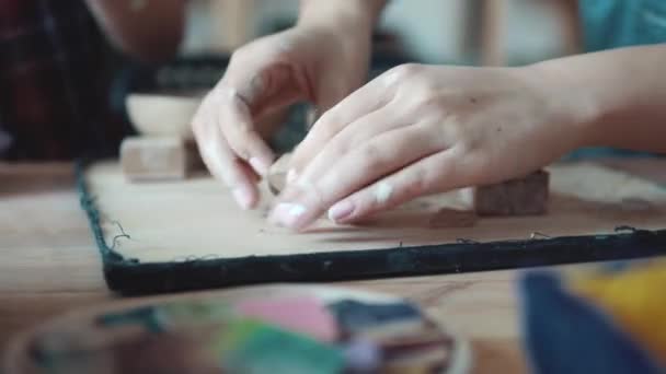 Dívka hněte hlíny aby hliněné sochy z ní. okupace v hrnčířství. ženské ruce closeup — Stock video