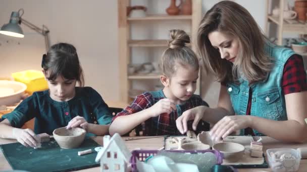 Taller Casa Mamá Hija Moldeadas Artesanías Barro Ocupación Cerámica — Vídeos de Stock