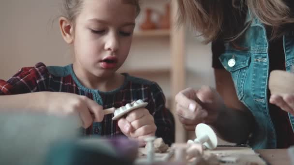 Kind mallen uit klei. grappige meisje in aardewerk klasse — Stockvideo
